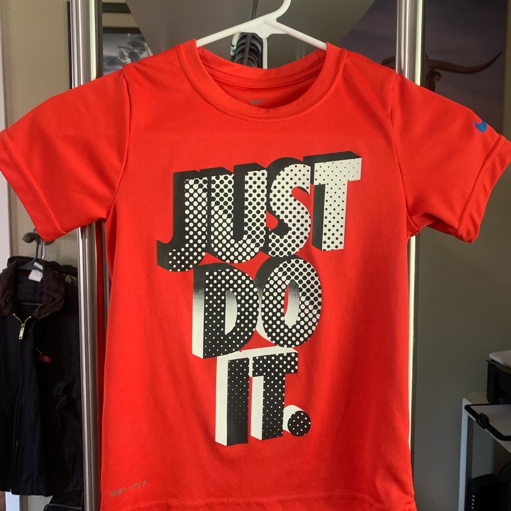 Nike boys sz 7 orange dry fit